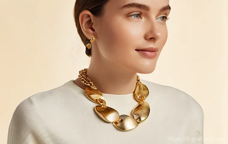 가성비 좋은 골드 도금 목걸이 - **"Dynamic Layering: Modern Gold-Plated Necklaces with Organic and Bold Elements"**
    A stylish yo...